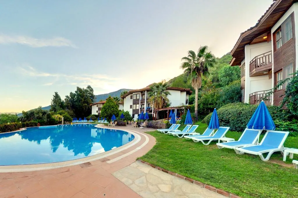 Pool, Montana Pine, Dalaman