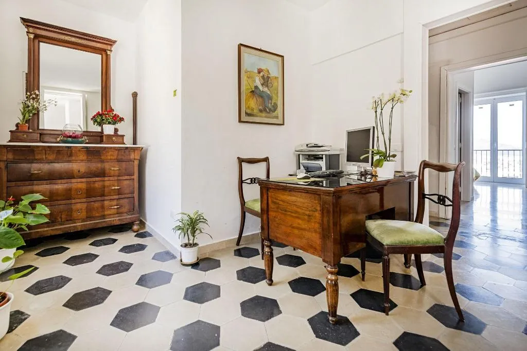 Lobby, Lo Stradone, Naples
