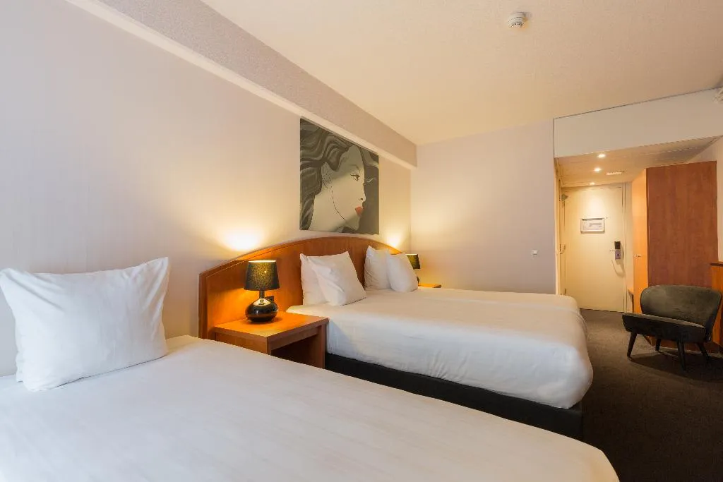 TRIPLE STANDARD Room, Leonardo Hotel Utrecht City Center, Amsterdam