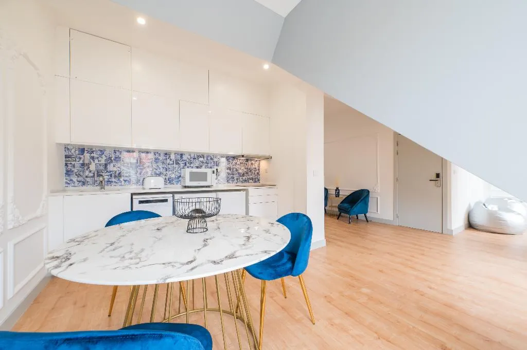 APARTMENT PENTHOUSE Room, Via Augusta 129, Lisbon