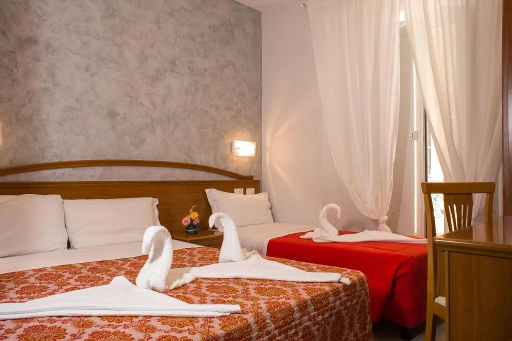 Room, A Casa Nostra, Naples
