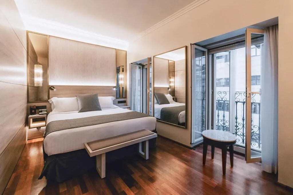 Double or Twin DELUXE QUEEN BED Room, Preciados, Madrid