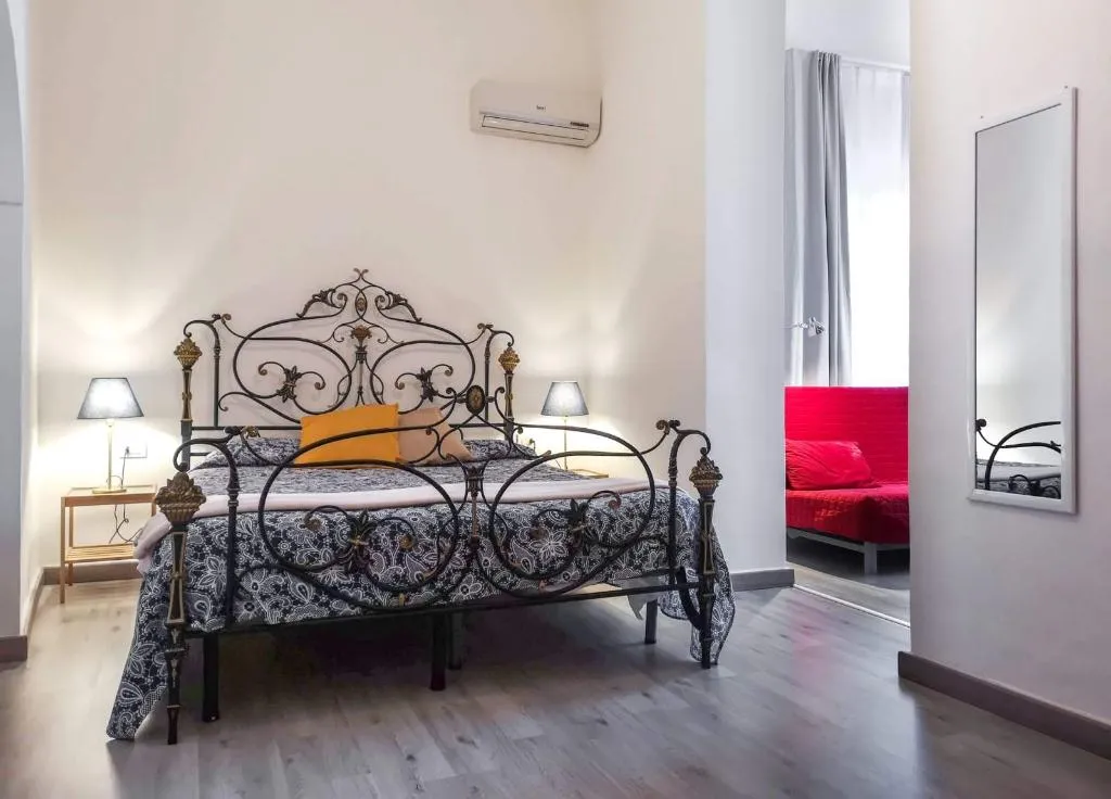 SUITE DELUXE TWO DOUBLE BEDS Room, BandB Civico 13, Naples