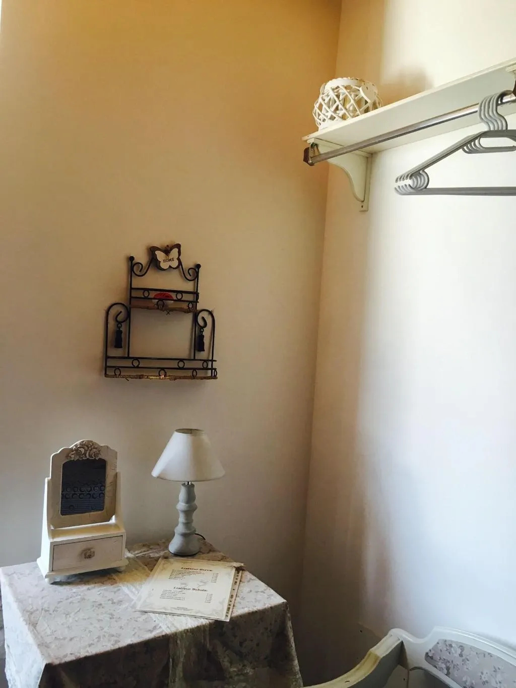 Room, B&B PompeiLog, Naples