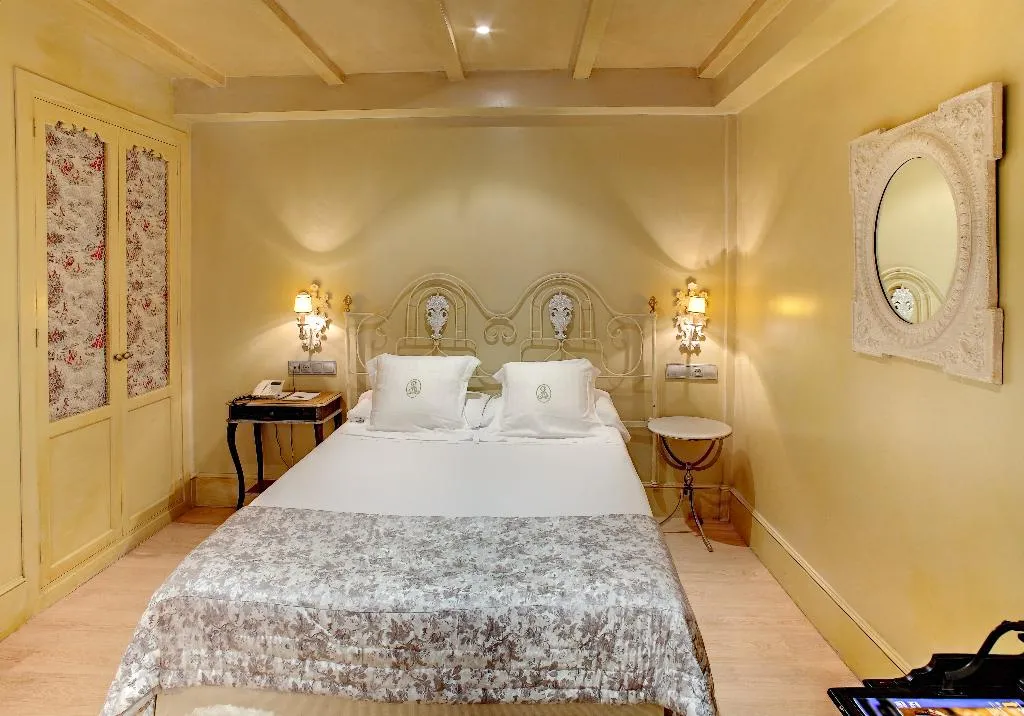 DOUBLE INNER Room, Sacristia de Santa Ana, Seville