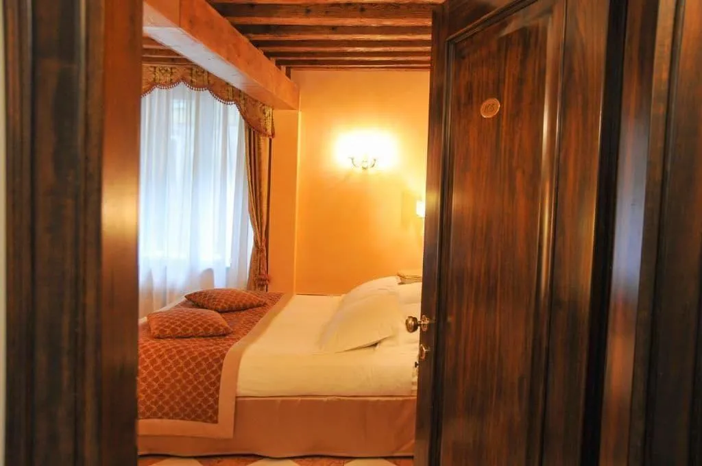 Room, Ca Amadi, Venice