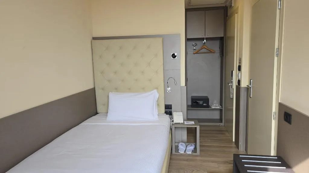 SINGLE STANDARD Room, JR Hotels Bocconi Milano, Milan