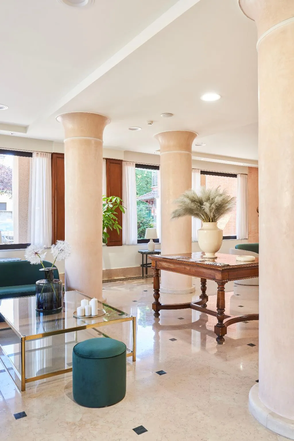 Lobby, Cyrano, Milan