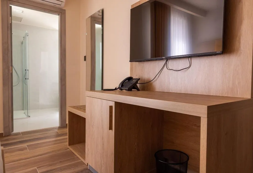 Room, C'est La Vie Boutik Swieqi, Malta