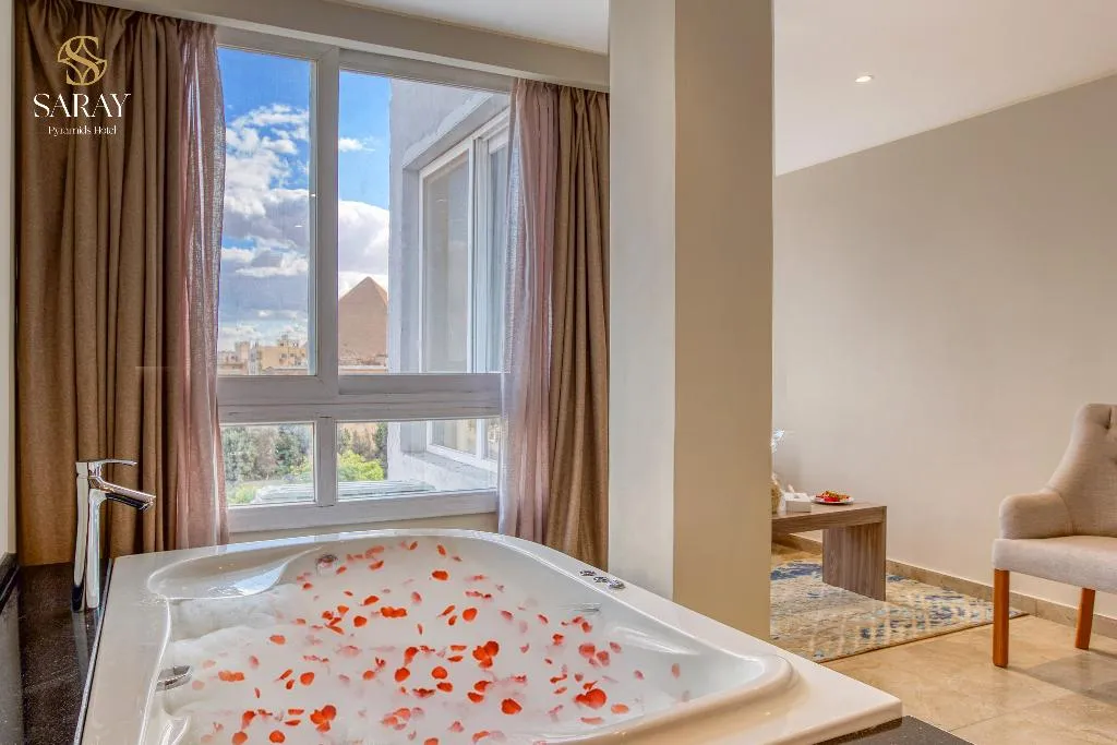 SUITE WITH JACUZZI Room, Saray Pyramids & Museum View Hotel, Cairo