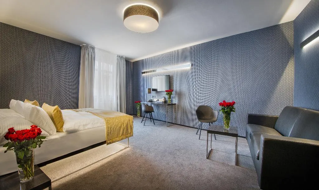 QUADRUPLE DELUXE Room, Mucha, Prague