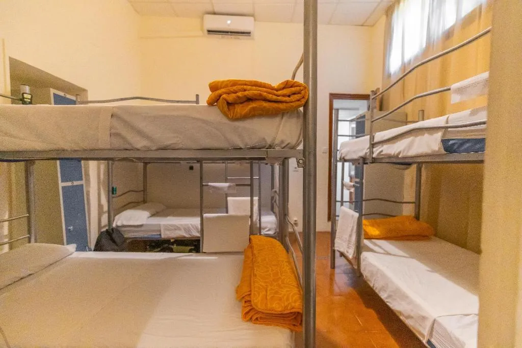 Room, Nuevo Suizo, Seville