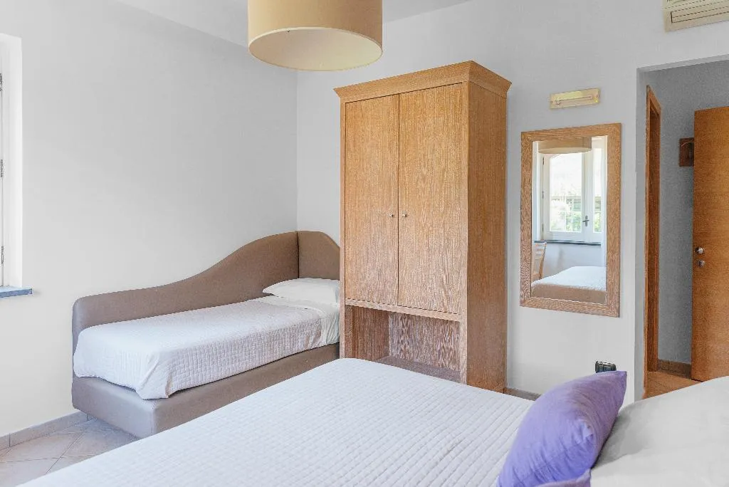 TRIPLE GARDEN VIEW Room, Relais Francesca, Naples