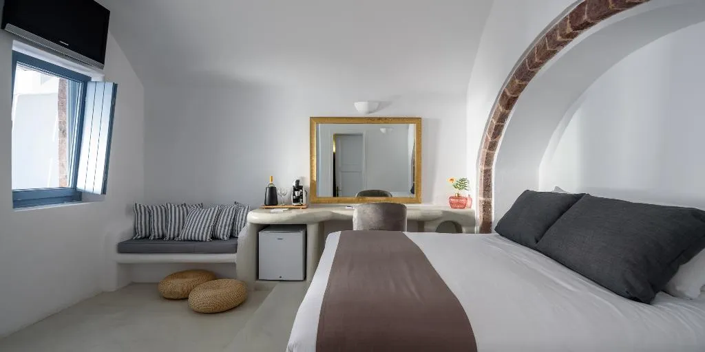 JUNIOR SUITE WITH JACUZZI Room, Pegasus Suites & Spa, Santorini