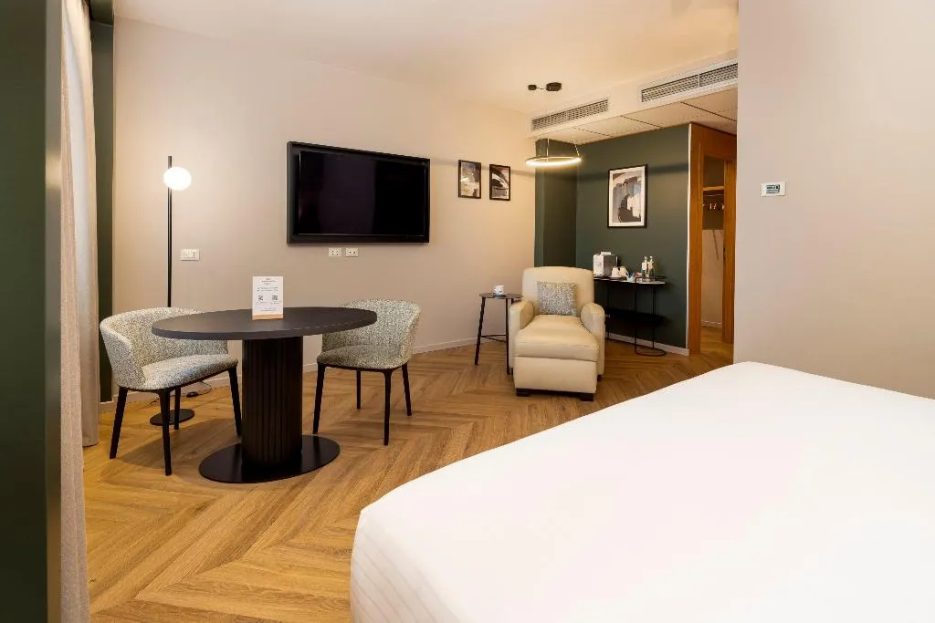 JUNIOR SUITE KING SIZE BED Room, Crowne Plaza Padova, Venice