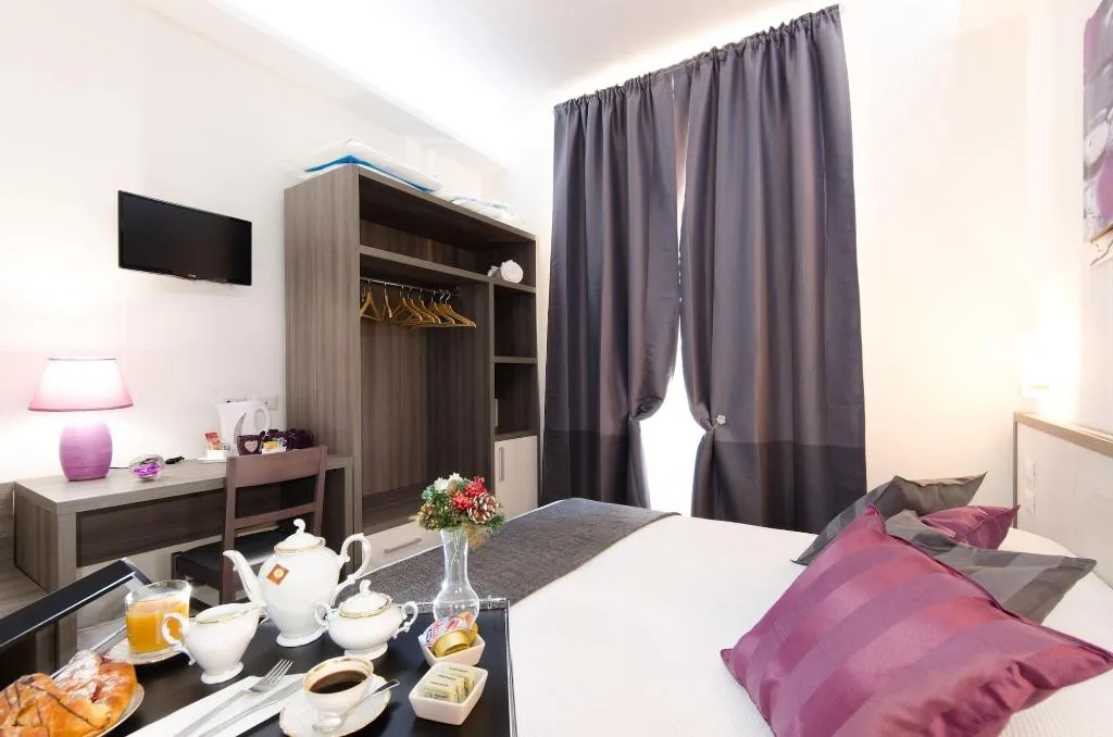 Room, Gemme Di Roma, Naples