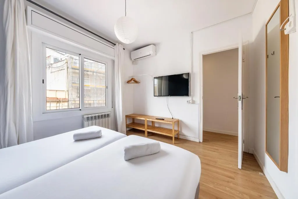 APARTMENT CAPACITY 5 THREE BEDROOM Room, Ainb Barcelona Sants Apartments, Barcelona