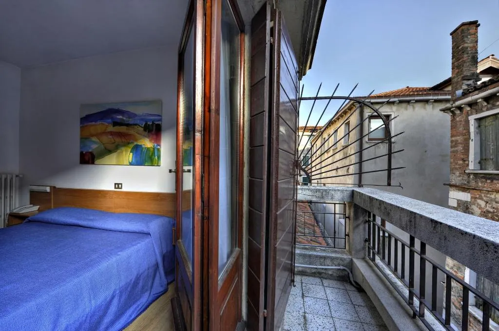 Room, Hotel Caprera, Venice