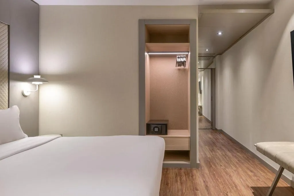 DOUBLE QUEEN SIZE BED Room, AC Som, Barcelona