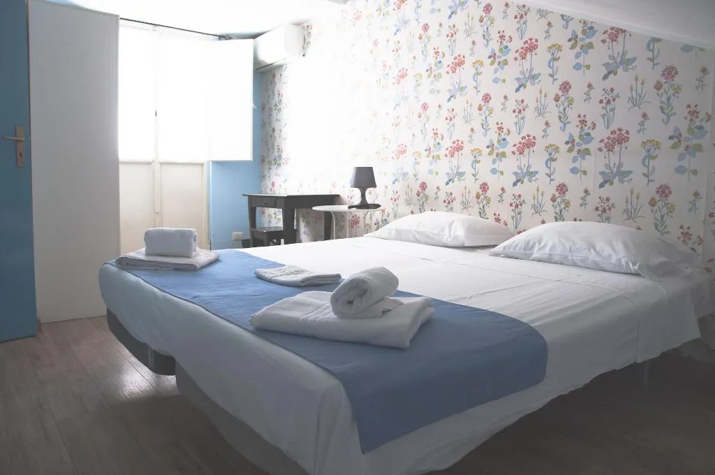 Room, City-in-hostel-B&B, Catania