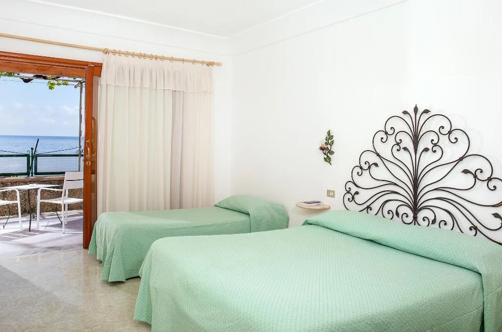 Room, Pupetto, Naples