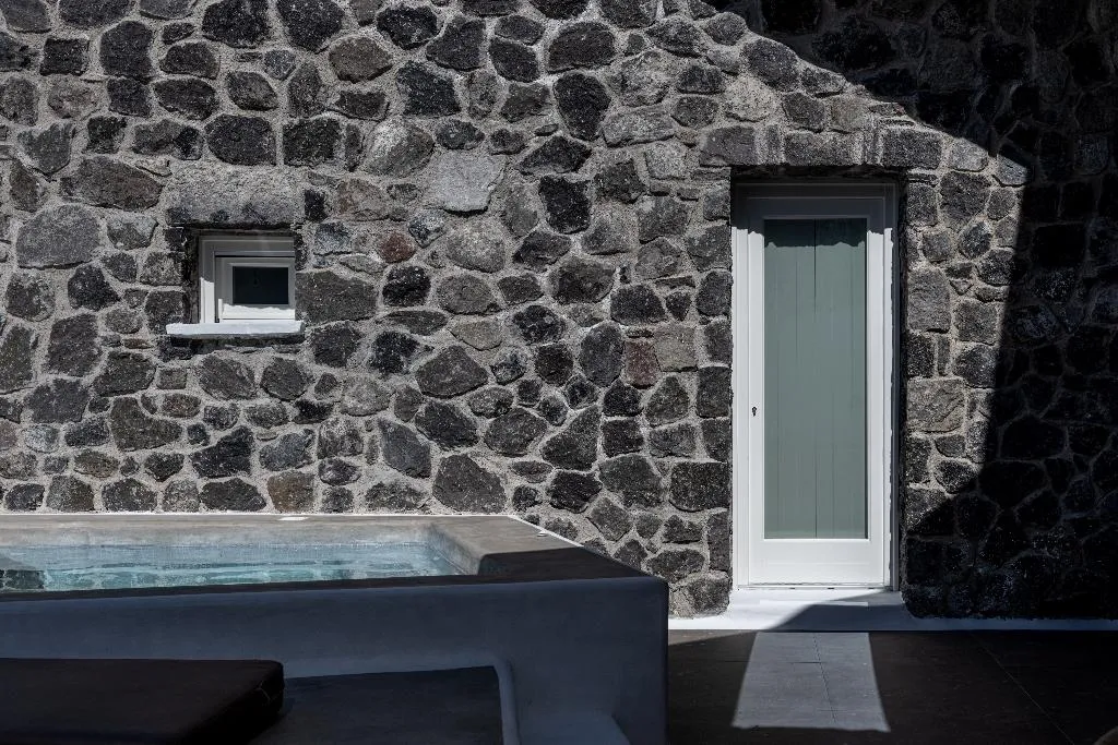 SUITE THREE BEDROOMS TWO BATHROOMS Room, Victoria Caves, Santorini