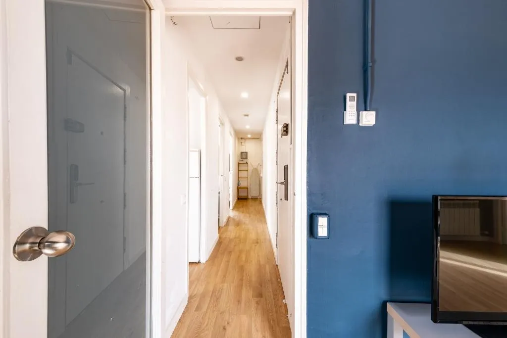 APARTMENT CAPACITY 5 THREE BEDROOM Room, Ainb Barcelona Sants Apartments, Barcelona