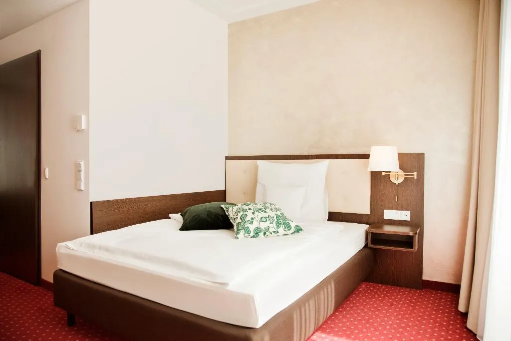 DOUBLE SINGLE USE QUEEN SIZE BED Room, Gold Palais Hotel, Berlin