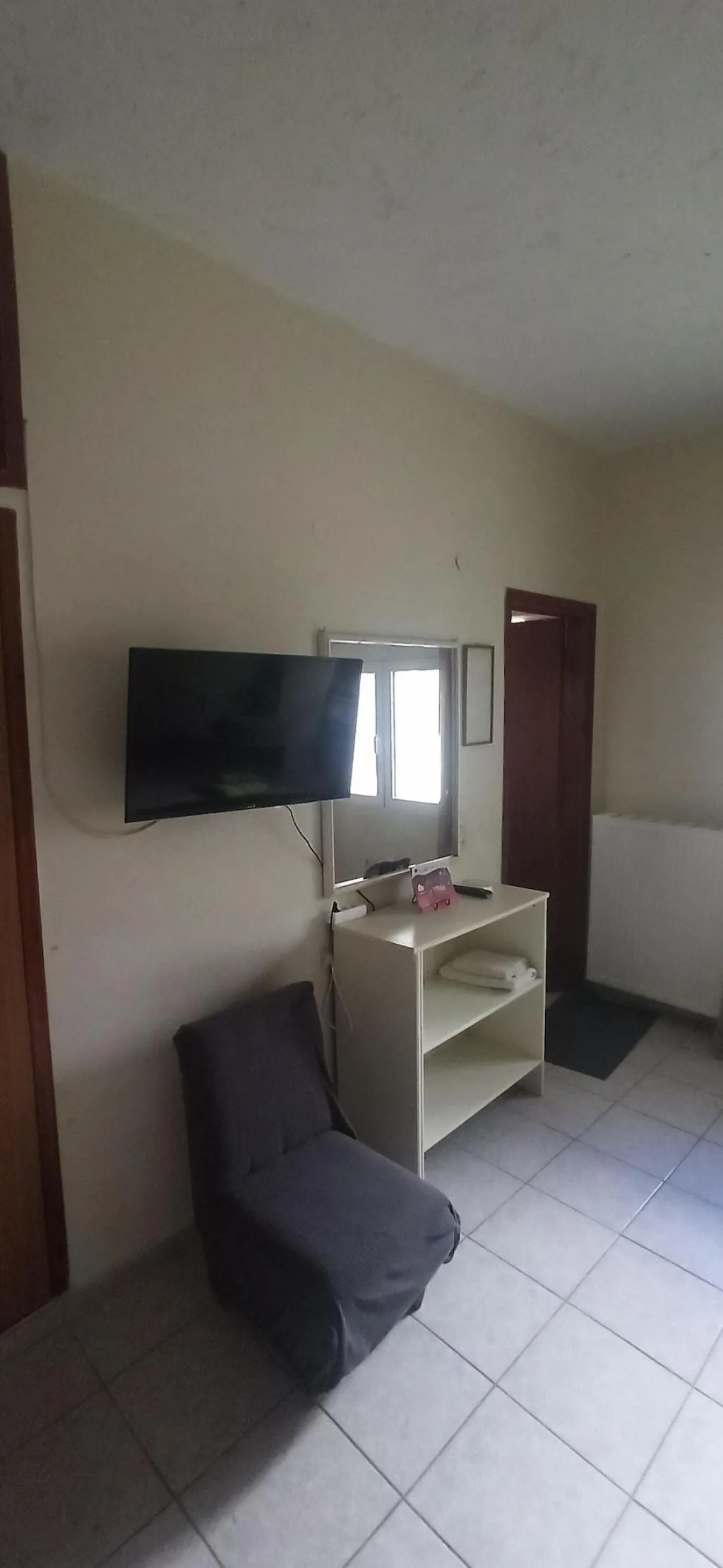 Room, Windy Place, Crete