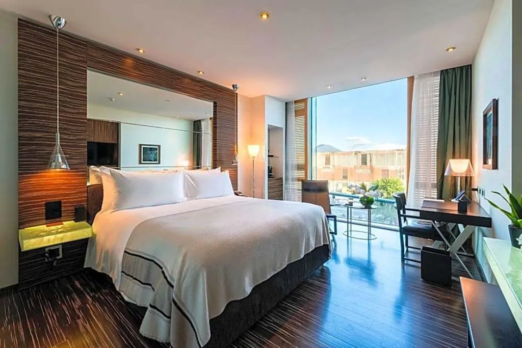 DOUBLE DELUXE HARBOUR VIEW Room, Romeo, Naples