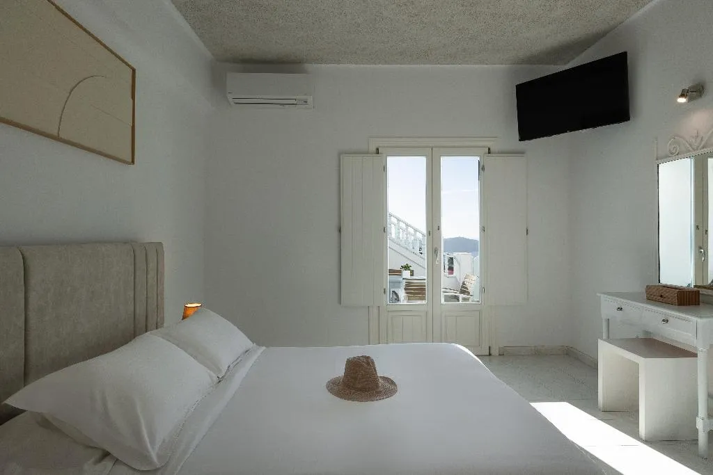 SUITE WITH BALCONY WITH VIEWS Room, Nevma Suites, Santorini