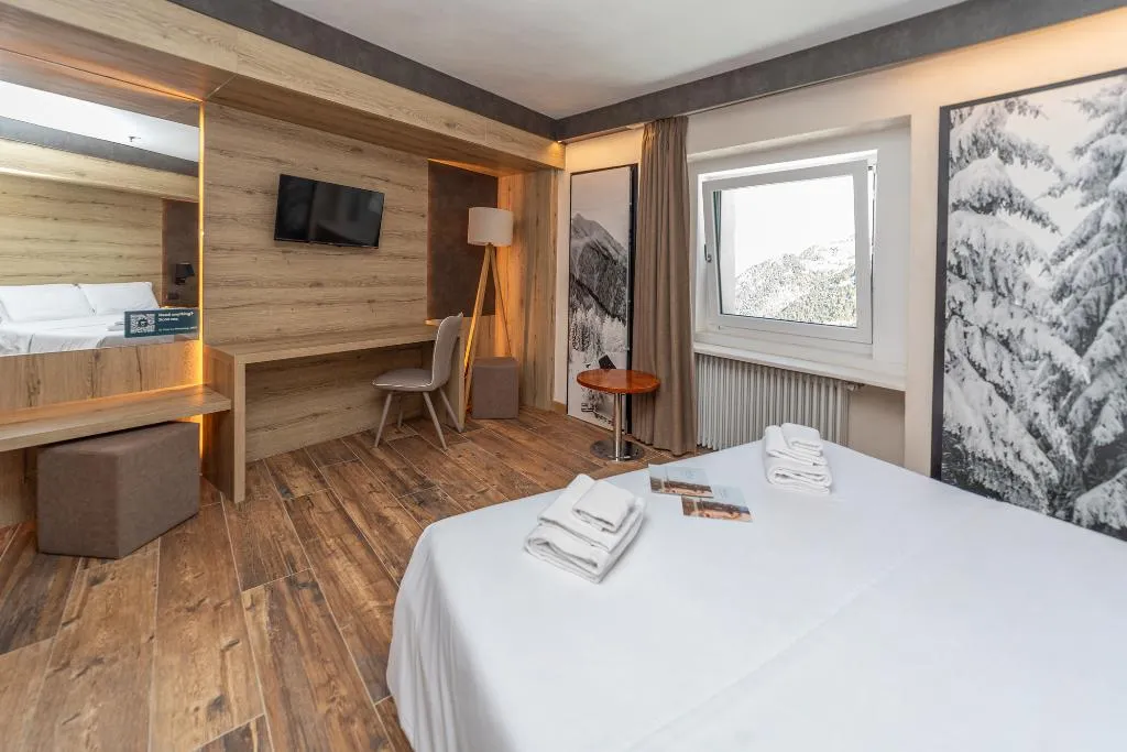 QUADRUPLE MOUNTAIN VIEW Room, Hotel la Torre Spa & Restaurant, Milan