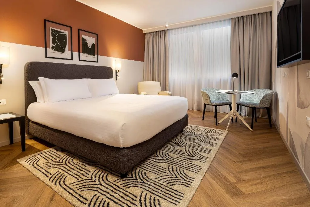 DOUBLE Accessible KING SIZE BED Room, Crowne Plaza Padova, Venice