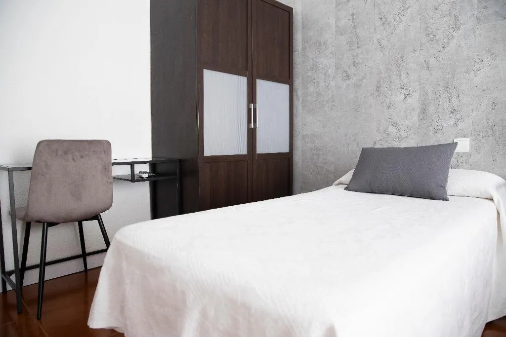 Room, Tokio, Madrid