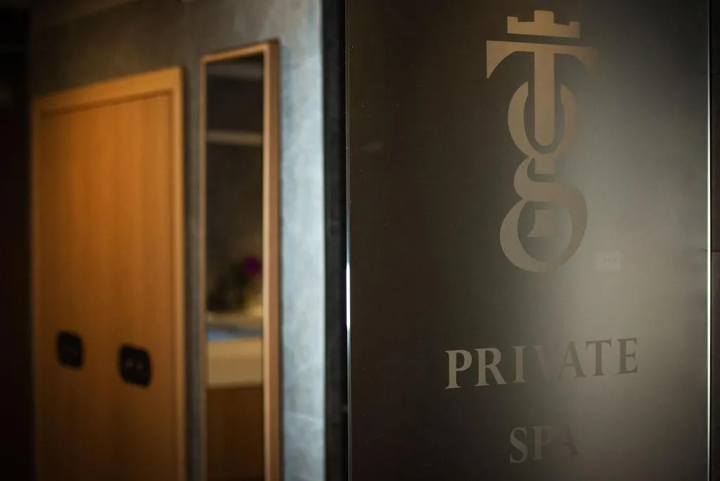 Sports and Entertainment, Gold Tower Lifestyle Hotel, Naples