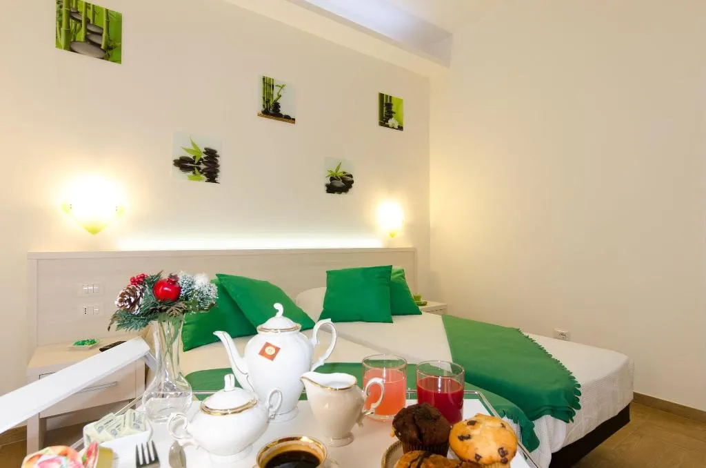 Room, Gemme Di Roma, Naples
