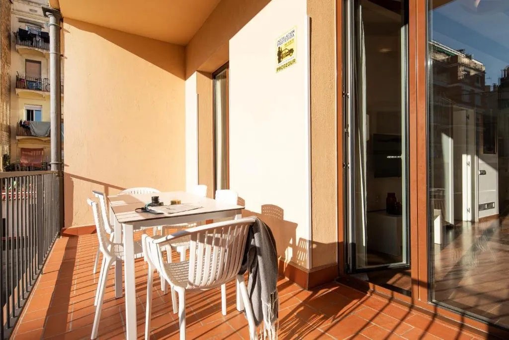 APARTMENT THREE BEDROOMS Room, Aspasios Market Balconies, Barcelona