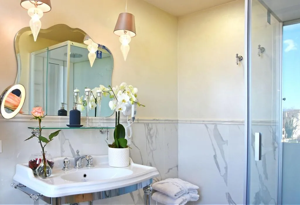 JUNIOR SUITE QUEEN SIZE BED Room, The Moon Boutique Hotel, Florence