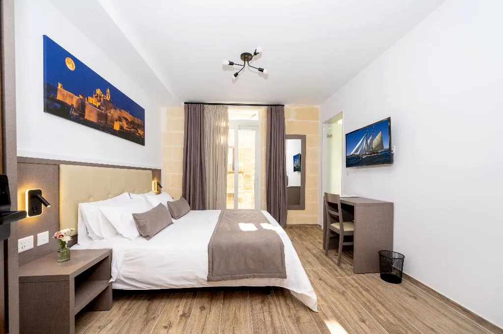 DOUBLE WITH BALCONY Room, C4 Retreats Gozo, Gozo
