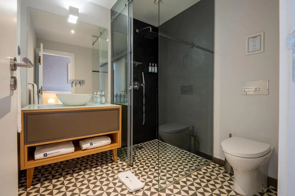 DOUBLE SUPERIOR KING BED Room, Feels Like Home Santa Catarina Prime Suites, Porto