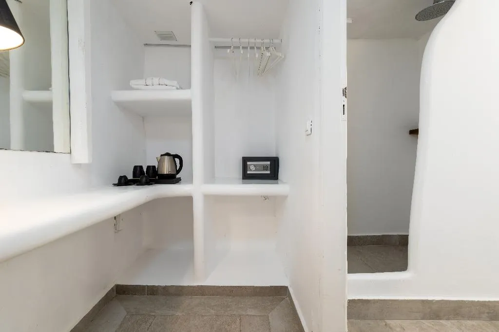 CAVE WITH PRIVATE POOL Room, Amaze Suites, Santorini
