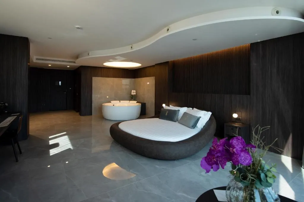 Double or Twin EXECUTIVE CITY VIEW Room, Gold Tower Lifestyle Hotel, Naples