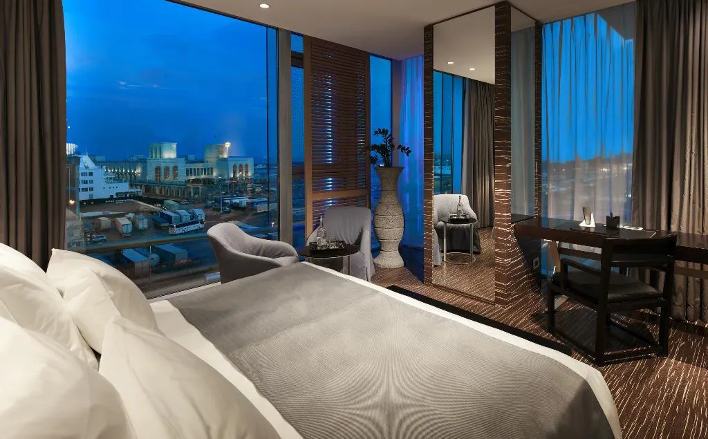 JUNIOR SUITE HARBOUR VIEW Room, Romeo, Naples