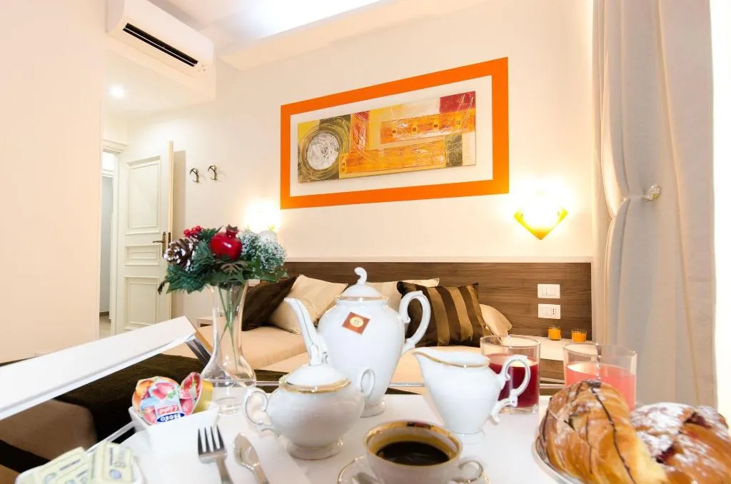 Room, Gemme Di Roma, Naples