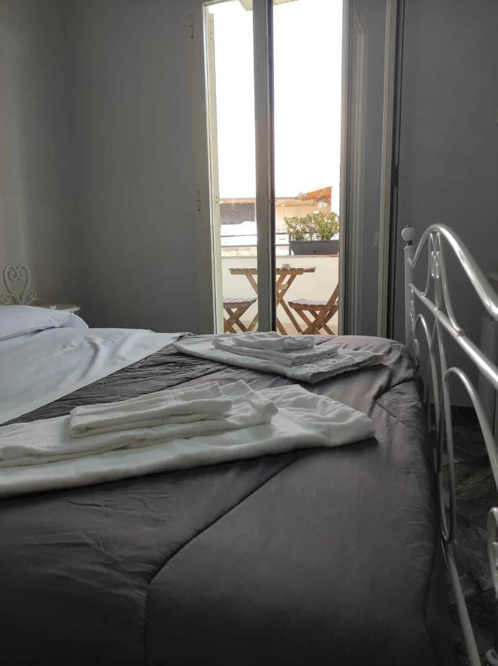 Room, B&B Università, Naples