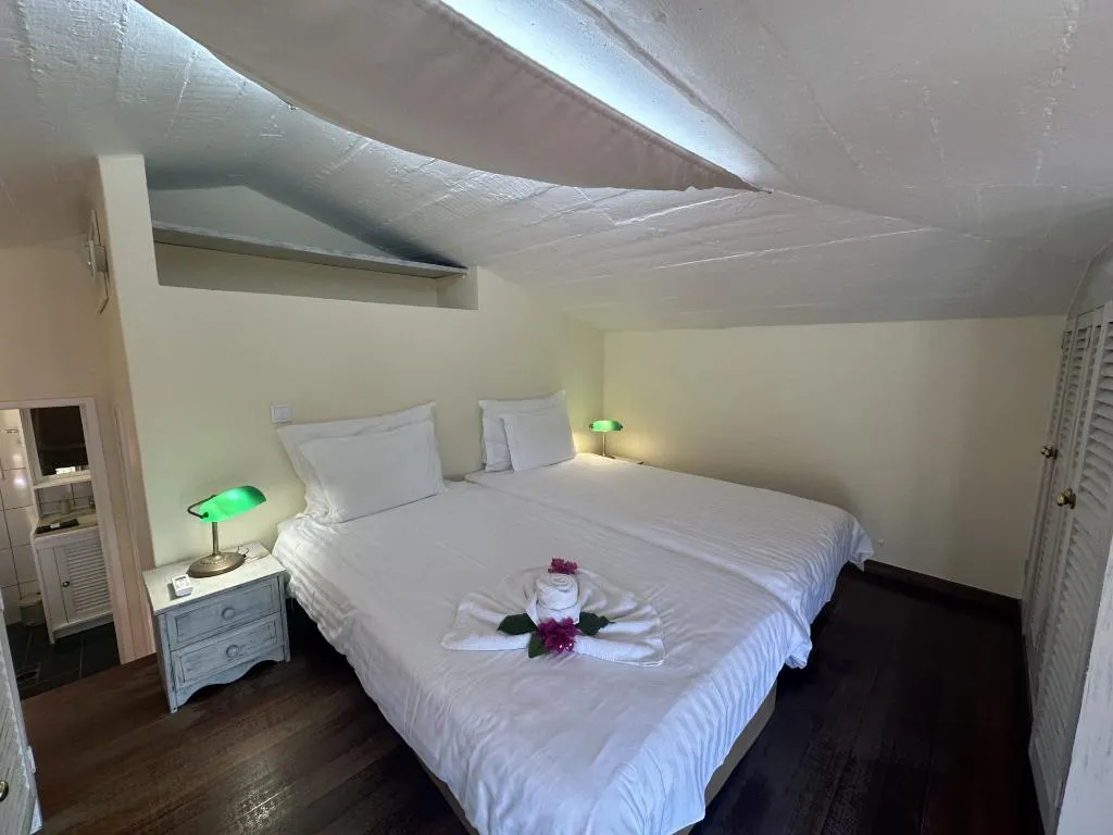 TRIPLE TWO BEDROOMS ONE BATHROOM Room, Inn & Art Hotel Gallery, Madeira