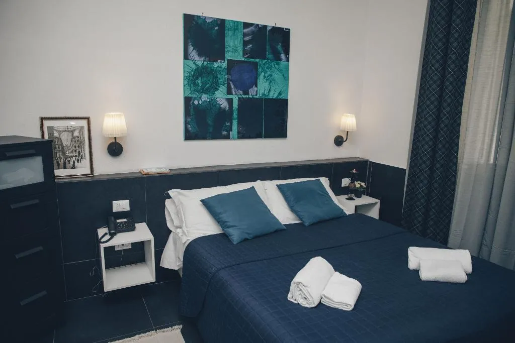 TRIPLE STANDARD Room, Ideal, Naples