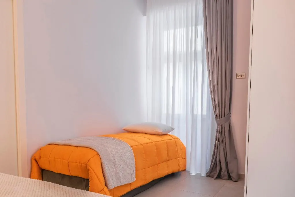 APARTMENT WITH BALCONY Room, Casina Rossa, Naples