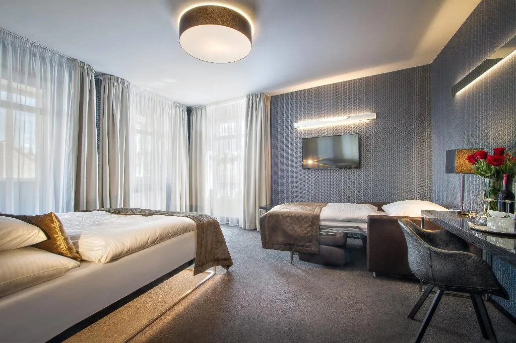 TRIPLE DELUXE Room, Mucha, Prague
