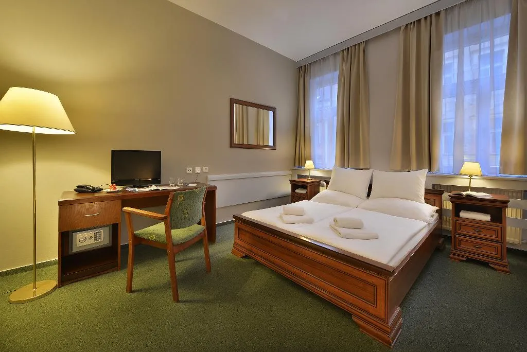 Double or Twin ECONOMY Room, Three Crowns Hotel, Prague